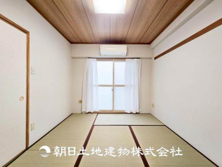 内装 【和室】近年減少傾向にありますが、和室があることで落ち着きと癒しの空間が生まれます。来客時の客室としても利用できますし、お子様のプレイルームやお昼寝に良いお部屋です。