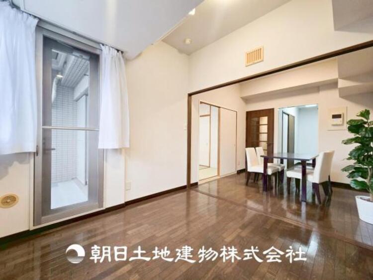 居間 【リビング】大切なご家族、招いた友人と過ごすひと時を溢れる光が優しく包み込む空間。大切な人とともに、心穏やかに過ごすひととき。家族との時間、自分の時間を大切にできる空間を作りました。