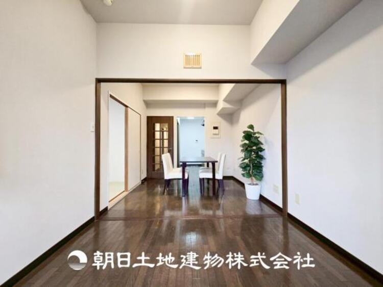 居間 【リビング】家族や友人との時間など、１番多くの時間を過ごす空間。何気なく過ぎる時でさえも上質で快適な空間でお過ごしください。