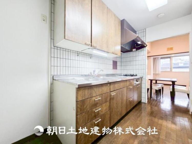 キッチン 【キッチン】仲良しなご夫婦、お子様、みんなでお料理ができる程の贅沢なスペースを実現したキッチンとなっております。みんなで作った料理を召し上がりながらの会話は盛り上がること間違いなしです。