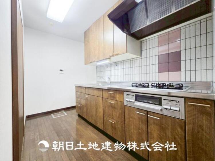 キッチン 【キッチン】住宅の主役でもあり、日常生活を過ごす上で重要な水回りでもあるからこそ機能性・デザイン性に拘りました。お掃除のしやすいシステムキッチンを設置しました。