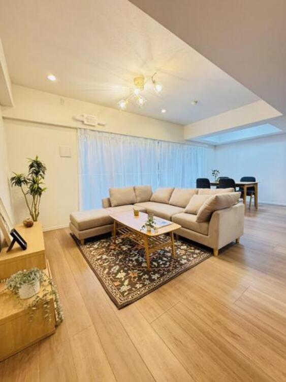 居間 くつろげるリビングは話に夢中になりすぎて、ついつい時間を忘れてしまう。そんな束の間の幸せを感じさせてくれる場所です。