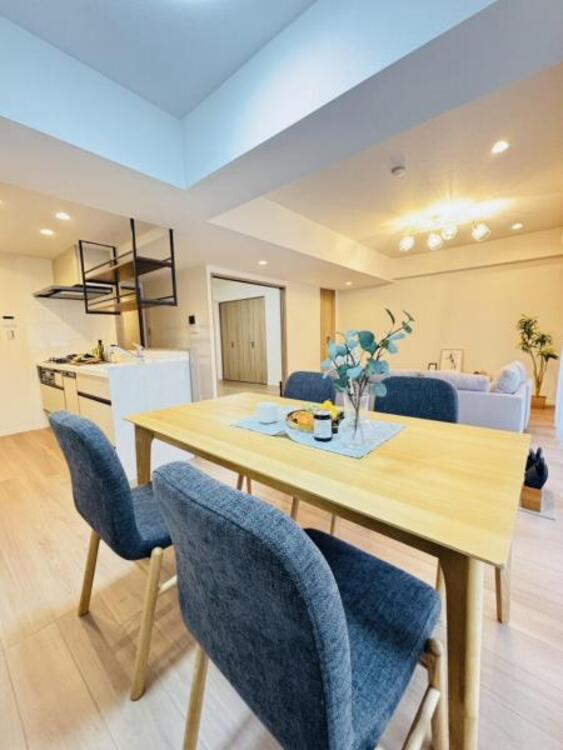 居間 光と風があふれる開放的なリビングダイニングには自然と家族みんなが集まってきます。明るく穏やかな空気の中で幸せを感じさせてくれる場所です。