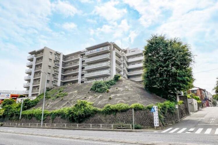 外観 街に溶けこみ美しい景観を生み出すこの邸宅は、採光や風通しまで考え抜いて造り上げました。