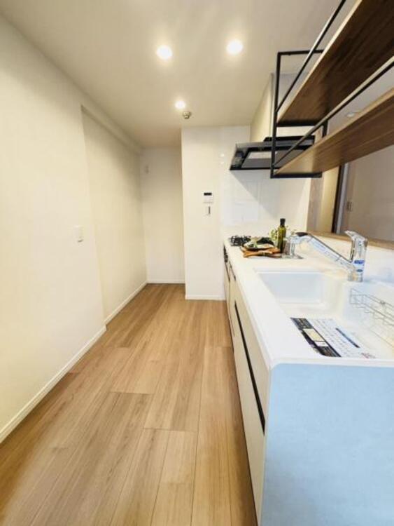 キッチン 焼いたり煮たりと一度にたくさんのお料理を作ることが出来る便利な３口コンロが付いたシステムキッチンは、豊富な収納と食洗機付き。食後の片付けが楽になるからママも自分時間が増えてニコニコです。