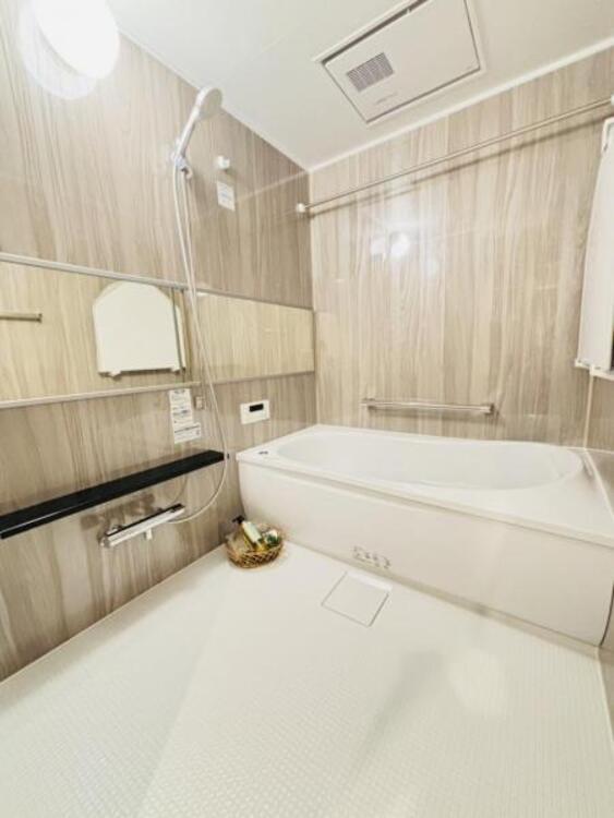 風呂 高級感を演出する内装の浴室は、心休まるくつろぎのスペースにも癒しのスペースにもなる空間です。