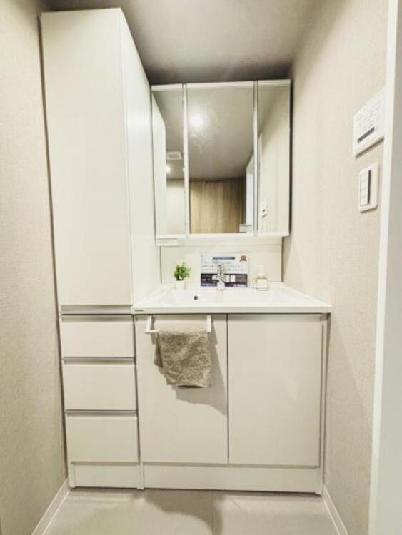 洗面 清潔感のあるワイドな洗面台は収納力もあり、いつでもすっきりとした洗面室に。