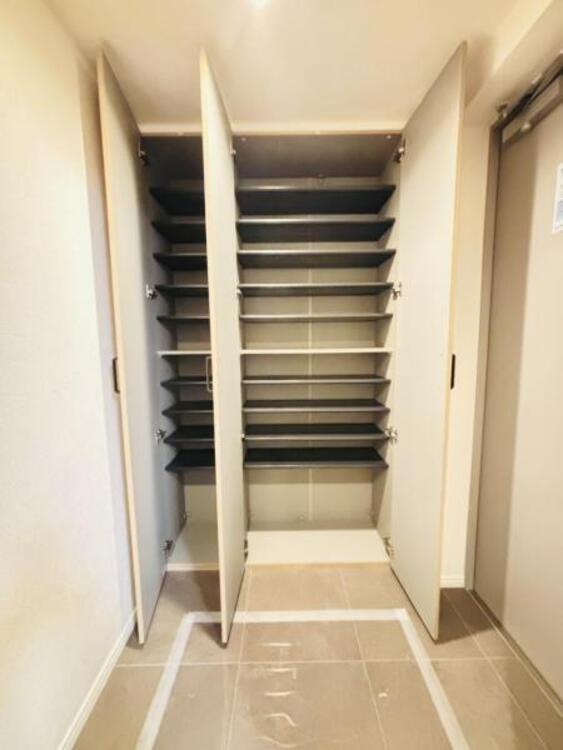 収納 清潔感のある空間を保てるよう、収納スペースを広く設けていますので、たくさんある靴もすべて収納して頂け、玄関をスッキリ綺麗な空間に纏めます。