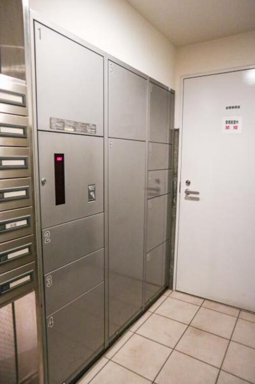 設備 宅配ボックス　ネットショッピングの隆盛により、ますます利用者が増える宅配便。不在時でも荷物を受け取れる宅配ボックスは共働きをはじめ、様々なご家庭に便利です。