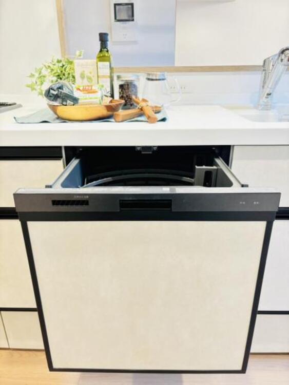 設備 食器洗浄乾燥機　食器の後片付けに便利な食器洗浄乾燥機を標準装備。ビルトインタイプなので見た目もスッキリ、特に共働き世帯のご家族には必須品です。