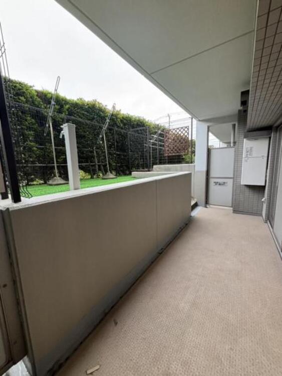 バルコニー 毎日の暮らしに癒しを与えてくれるお庭スペース。家の中に入れたくない荷物や道具を保管するスペースとしても活用できます。