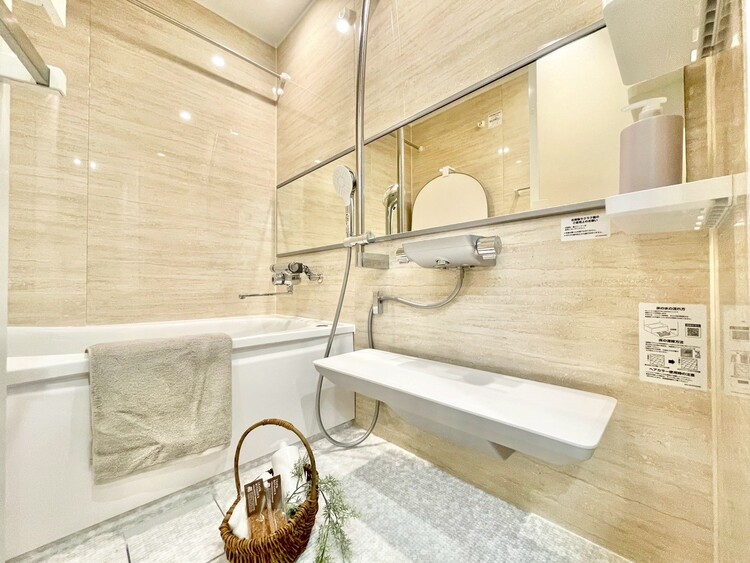 風呂 一日の疲れを癒すバスルームは、心地よいリラックスを叶える清潔感溢れる空間です。