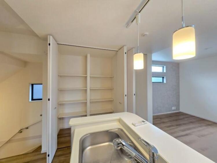 居間 キッチン横にはパントリーを完備