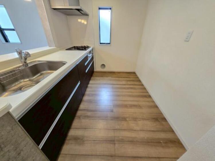 キッチン キッチン横にも窓があるので換気良好