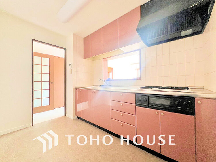 キッチン 落ち着きのあるカラーで統一された清潔感と気品が溢れるキッチン