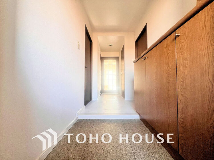 玄関 落ち着いた雰囲気の玄関、家族の帰りを暖かく迎えてくれます