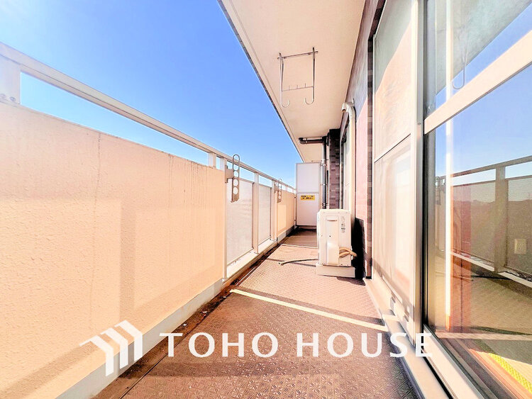 バルコニー 日当たりの良いバルコニーで晴れの日の洗濯物も楽しみになりますね