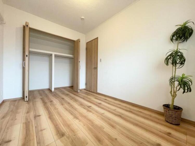 内装 【収納】お洋服も沢山収納出来る奥行ある収納スペースです。