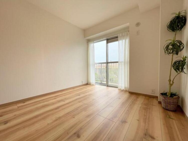 内装 ●〇バルコニーに大きく面した掃出し窓から光が降りそそぐ開放的な居室です。大きな窓からは、太陽の光はもちろん、爽やかな風が部屋一面に吹き抜けます。部屋のこもったニオイもすぐに換気することが出来ます　〇●