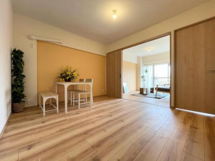 居間 ●〇一日の中で多くの時間を過ごすことになる住まいだからこそ、いつも穏やかな空間であるように心掛けています。構成する建材などへの配慮が、住まう方の健康を守ります。小さなお子様がいるご家庭でも安心です〇●