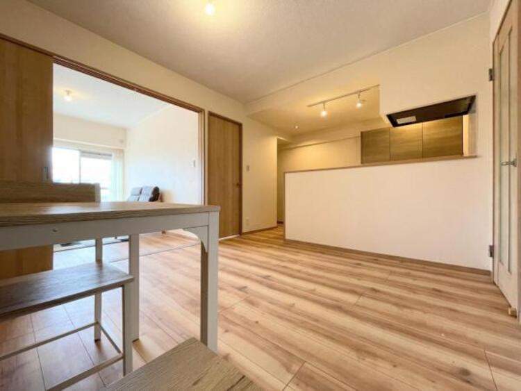 居間 ●〇家族と過ごすひと時を溢れる光が優しく包み込むリビングダイニング。家族と共に、心穏やかに過ごすひととき。家族との時間、自分の時間を大切にできる空間がここにあります。LDKで過ごす時間は大事ですね〇●