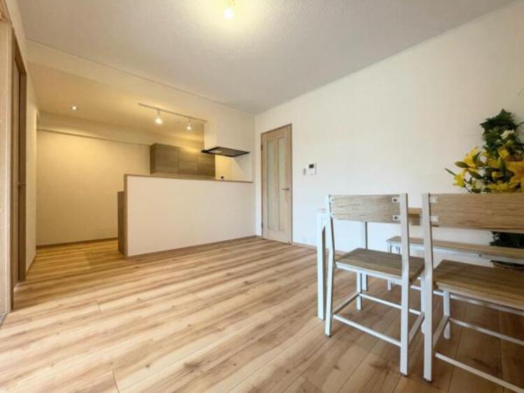 居間 ●〇オープンでのびやかな空間を生み出す、こだわりの広がりとゆとり。家族と過ごす時間を大切にしたい方にぴったりの明るくゆとりある住空間です。南側の窓からの日差しがリビングの中までしっかりと届きます　〇●