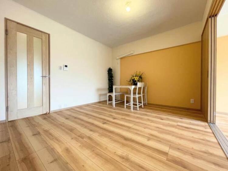 居間 ●〇家族の思いを抱きながら、平和であることに感謝したくなる悠久の時。あたかかく感じるのは、陽当りだけではなかった！広く和やかに暮らせる空間と家族の存在が胸にジーンと響きわたる。理想の住まいがここに〇●