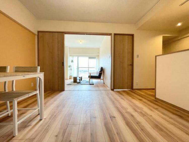 居間 ●〇ＬＤＫのメインとなる大きな窓。通常サイズより大きめの開口部から暖かい陽射しが長い時間射し込みます。天気の良い日は是非窓を開けて風通しの良さもご体感下さい。明るいＬＤＫがご家族団欒の時を包みます〇●