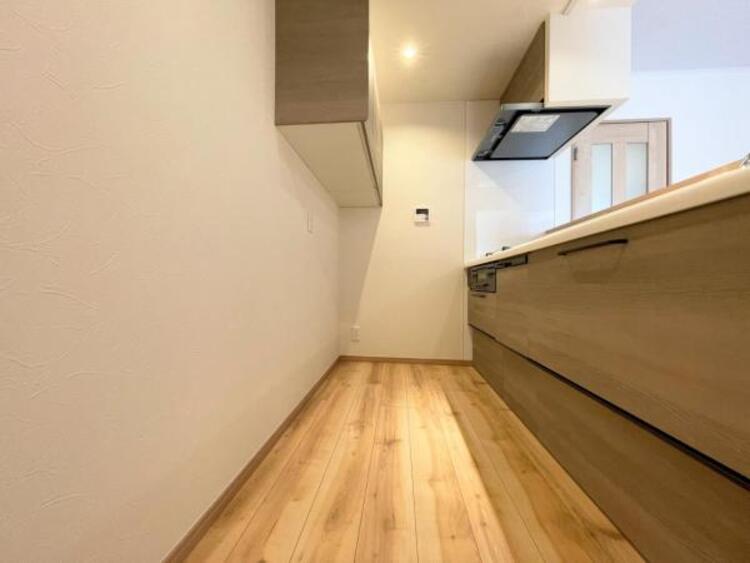 キッチン ●〇新しいキッチンは気分も上がり、家事も楽しくできそう。お手伝いをしてくれるお子様と並んで立てるキッチンは、ご家族のコミュニケーションを育む場として活躍します。収納力が高い事も大事なポイントです〇●