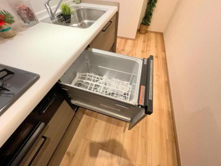 キッチン 【食洗機】利用者が増えているのはメリットが多いから。時間の節約、手が荒れない、水道代の節約、高温度で洗うので油汚れもしっかり落とせる。まさに理想家電。