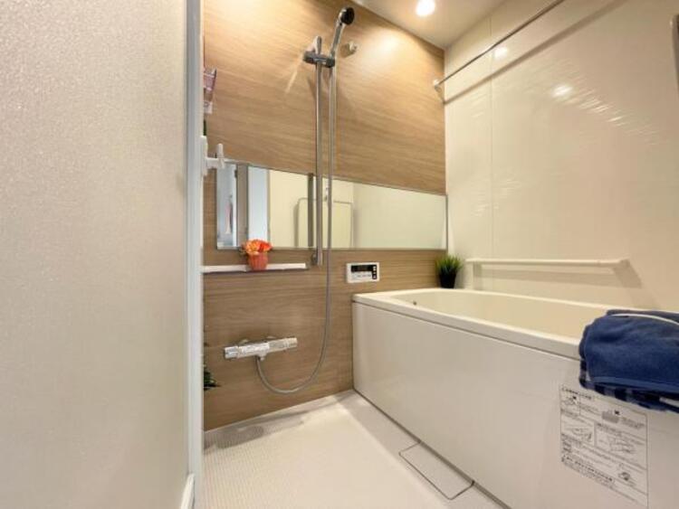 風呂 ●〇ユニットバスはゆったりとくつろげる1坪タイプ。足までしっかりと伸ばせる浴槽は心身ともにしっかりと疲れを癒してくれます。お子様と一緒の入浴でも充分な広さです。バスルームは疲れを癒すくつろぎの場所〇●