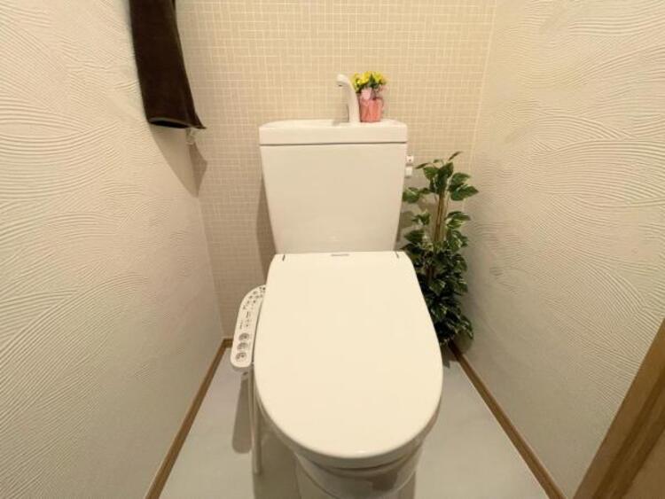 トイレ ●〇ゆとりをもった広さ、白ベースに清潔感ある空間です。もちろんウォシュレットも完備しております。小物を収納するスペースがあるのも良いですね。毎日頻繁に利用する大切な空間だからこそ、こだわりたいです〇●