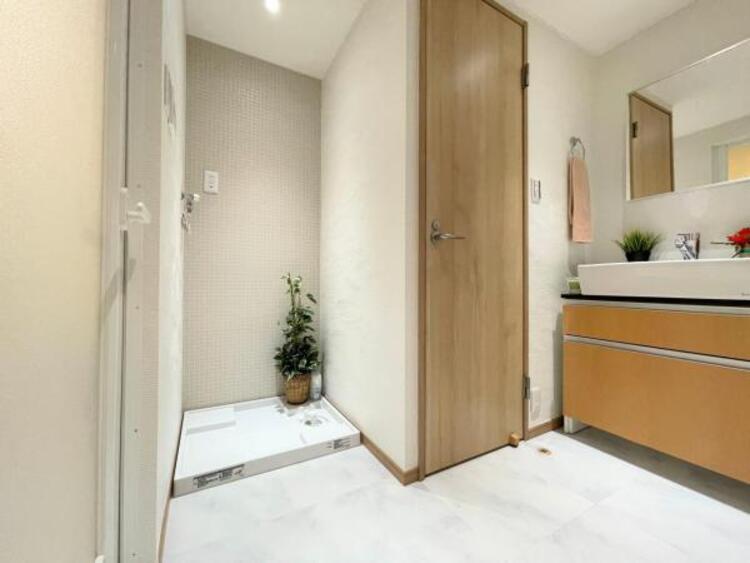 洗面 ●〇平日の朝であっても、落ち着きとくつろぎを感じられる。歯磨き粉が行方不明になるようなごちゃごちゃ感も解消。収納力の高い洗面所です。　コーディネートされた空間で気持ちよく身だしなみを整えられます　〇●