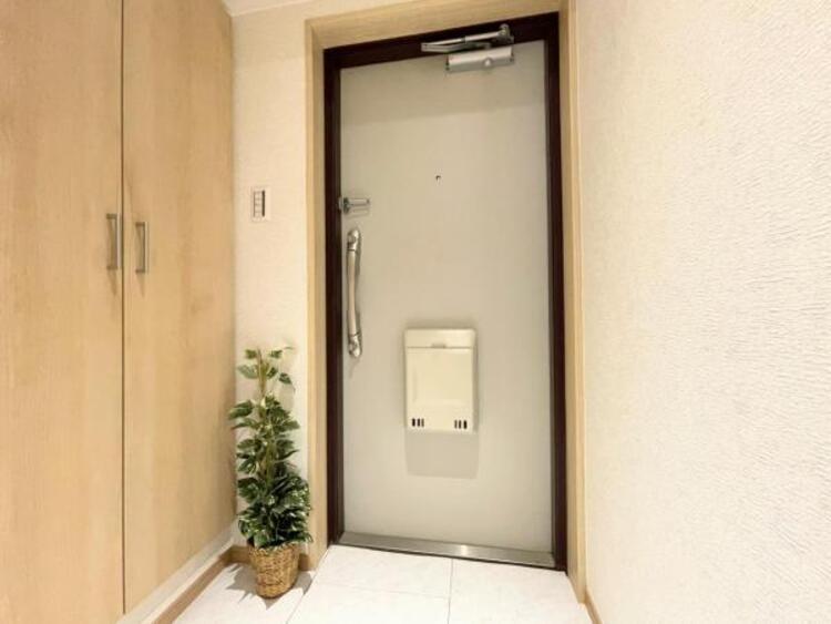 その他 ●〇お客様を迎える玄関は落ち着いた雰囲気。帰る度に洗練されたテイストの空間に迎えられ誇りと喜びを感じる玄関まわりです。そんな安らぎに満ちた生活空間を予感させる生活イメージが湧き出てきそうな物件です〇●