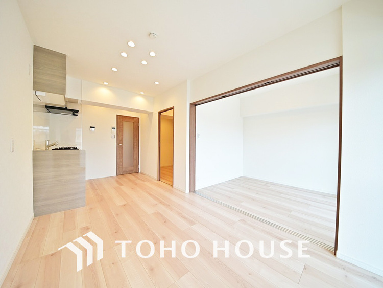 内装 広がりのある住空間、家族が集まるリビング・ダイニング