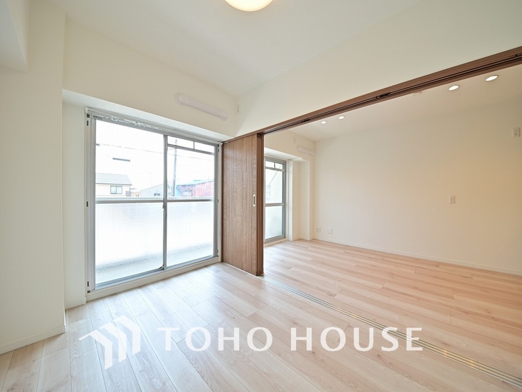 内装 採光もある洋室は、くつろぎのひと時を過ごすのにぴったり