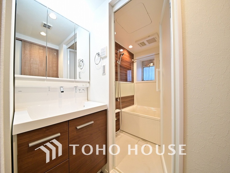 洗面 新規設置の洗面化粧台。収納豊富で使い勝手の良い3面鏡です