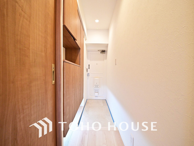 玄関 飾り過ぎないシンプルな内装の玄関