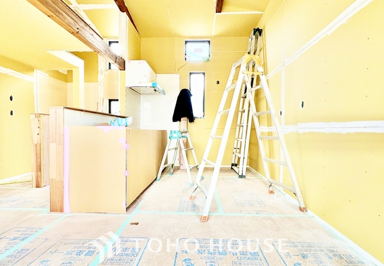 内装 野川のせせらぎ、小鳥のさえずり。息をふと止めてゆっくりと瞼を閉じると、映る世界は水面の波紋。静寂な中、優しく揺れる様はまるで僕の心の中を映しているようだ。