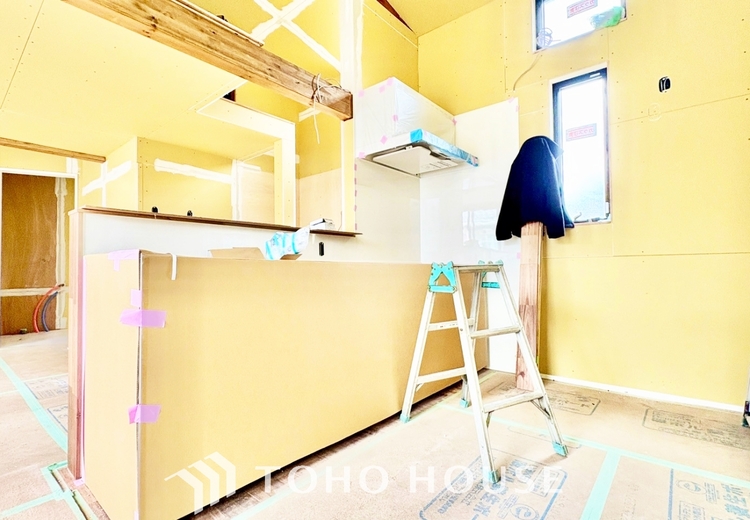 キッチン ◆居心地のいい暮らし◆には欠かせない眩い採光。ゆったりとした幅の窓からこの空間に降り注ぐ採光が絶えない。明るいリビングこそ居心地のいい暮らしが待っているのだと思う。