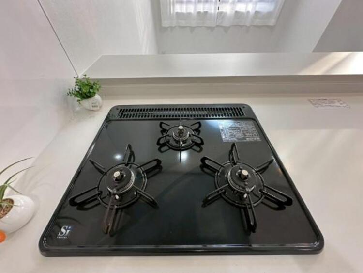 キッチン 3口コンロはお鍋もフライパンも同時に使えるので、料理効率も上がりますね。