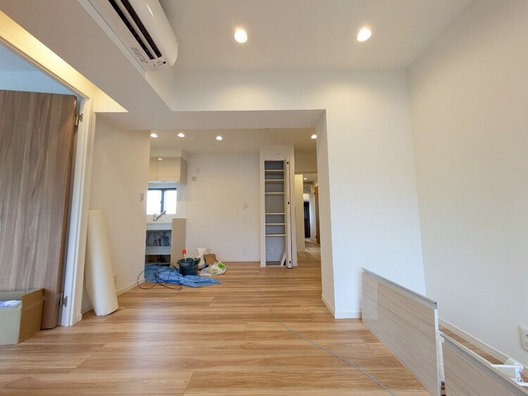 居間 飾り過ぎないシンプルな内装と偏り過ぎないデザインで統一しました。(施工中)