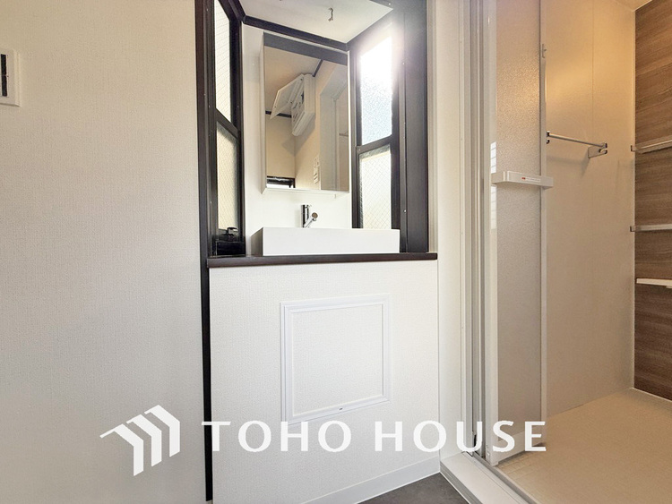 洗面 白を基調とした清潔感のある洗面室で朝の身支度も快適に