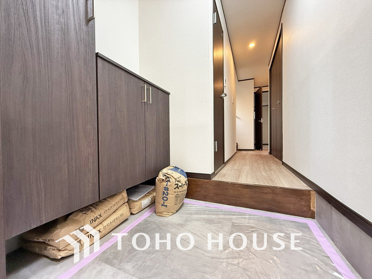 玄関 落ち着いた雰囲気の玄関、家族の帰りを暖かく迎えてくれます