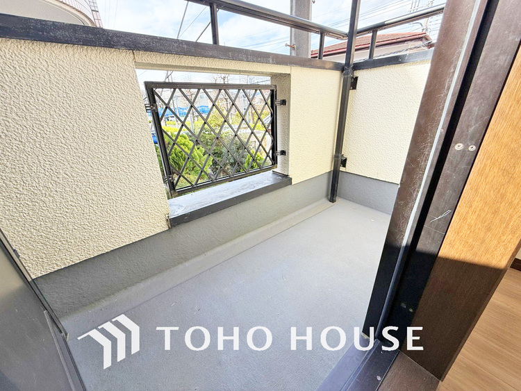 バルコニー 日当たりの良いバルコニーで晴れの日の洗濯物も楽しみになりますね