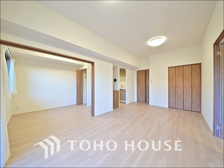 内装 広がりのある住空間、家族が集まるリビング・ダイニング