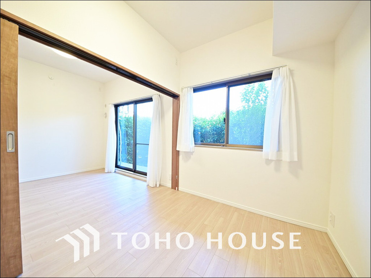 内装 採光もある洋室は、くつろぎのひと時を過ごすのにぴったり