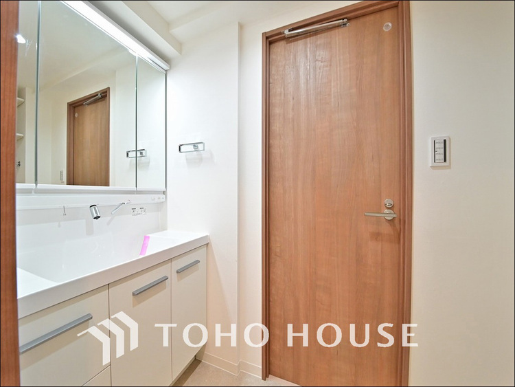 洗面 白を基調とした清潔感のある洗面室で朝の身支度も快適に