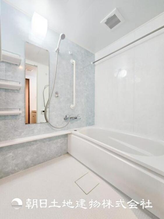 風呂 【浴室】上品な色合いが魅力のバスルームは、ほっと落ち着く空間を作り出しています。広々とした浴槽で体を癒やしながら、疲れを取り除けるような仕様です。お子様と一緒に楽しく入るのもいいですね。