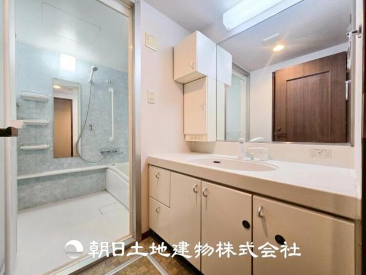 洗面 【洗面化粧台】慌ただしい1日が始まり、充実した1日の終わりを締めくくる洗面所。快適に過ごせることはもちろん、収納や機能性を兼ね備えた洗面化粧台です。